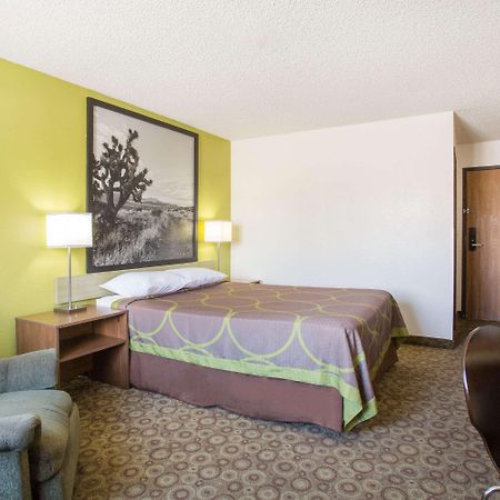 Super 8 By Wyndham Kingman Hotel Екстериор снимка