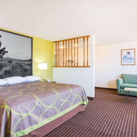 Super 8 By Wyndham Kingman Hotel Екстериор снимка