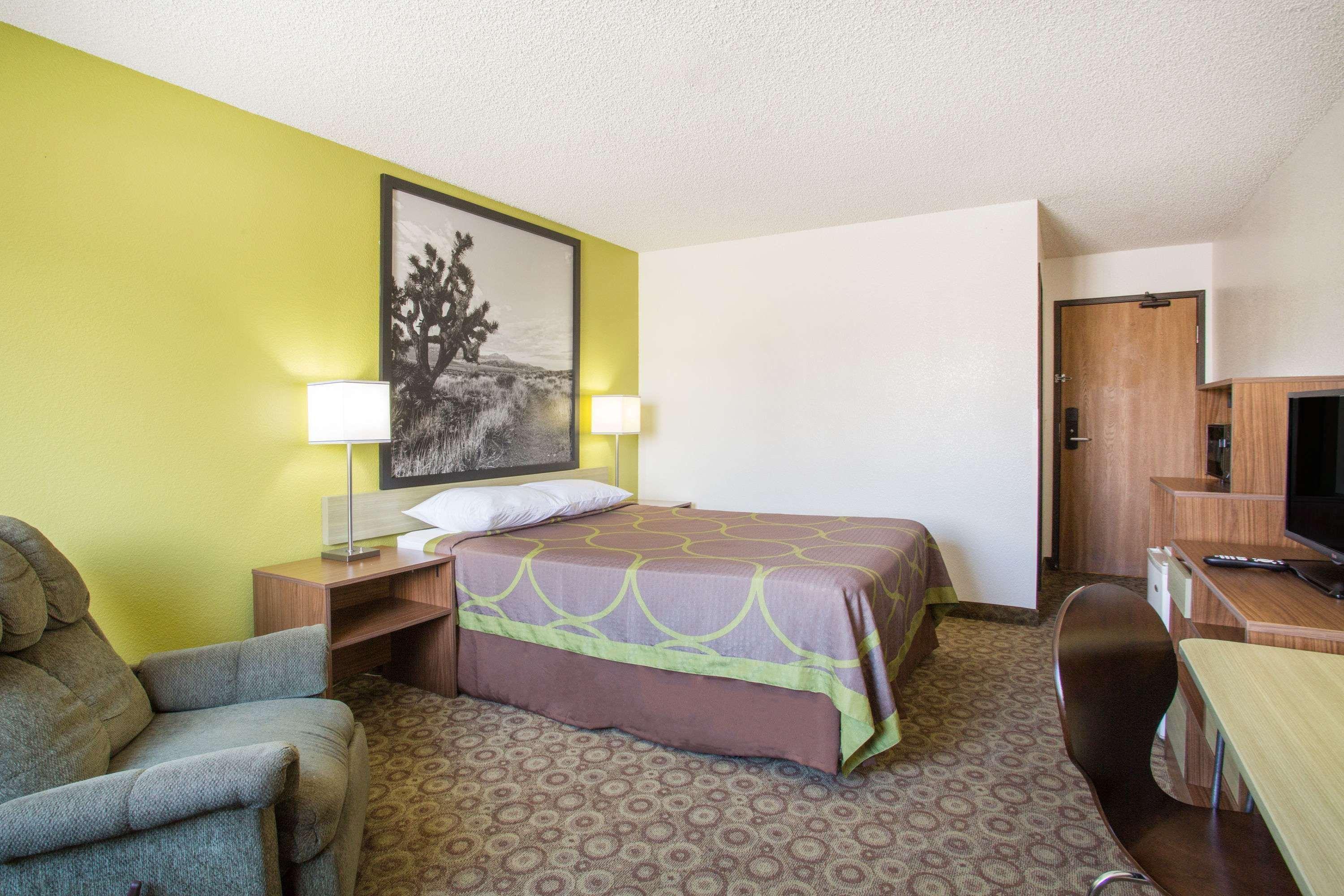 Super 8 By Wyndham Kingman Hotel Екстериор снимка
