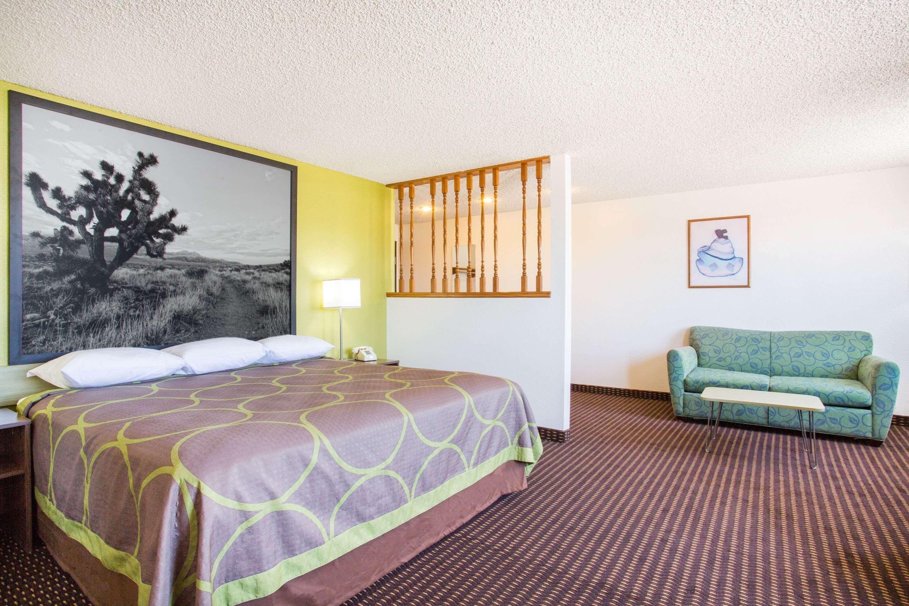 Super 8 By Wyndham Kingman Hotel Екстериор снимка