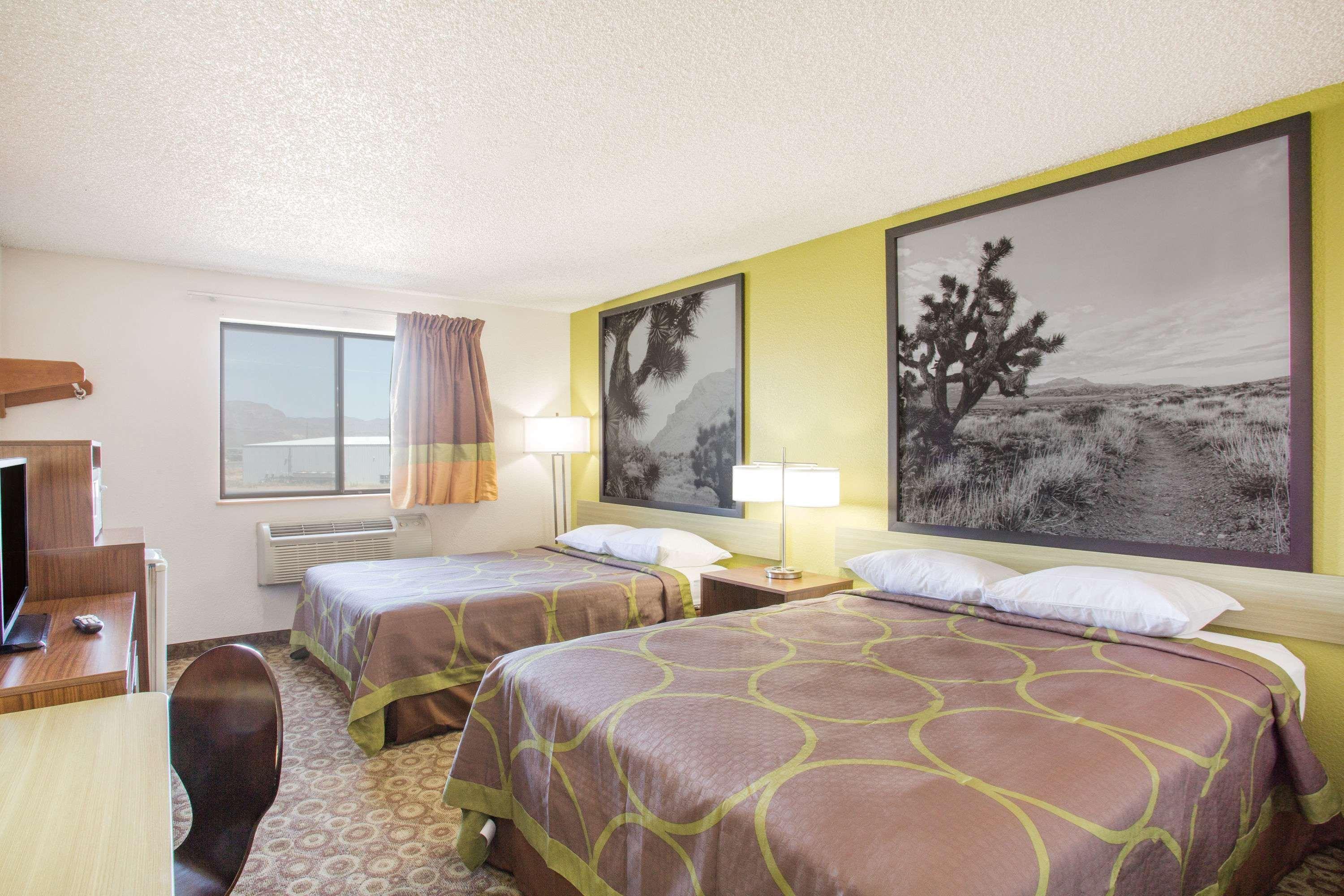 Super 8 By Wyndham Kingman Hotel Екстериор снимка