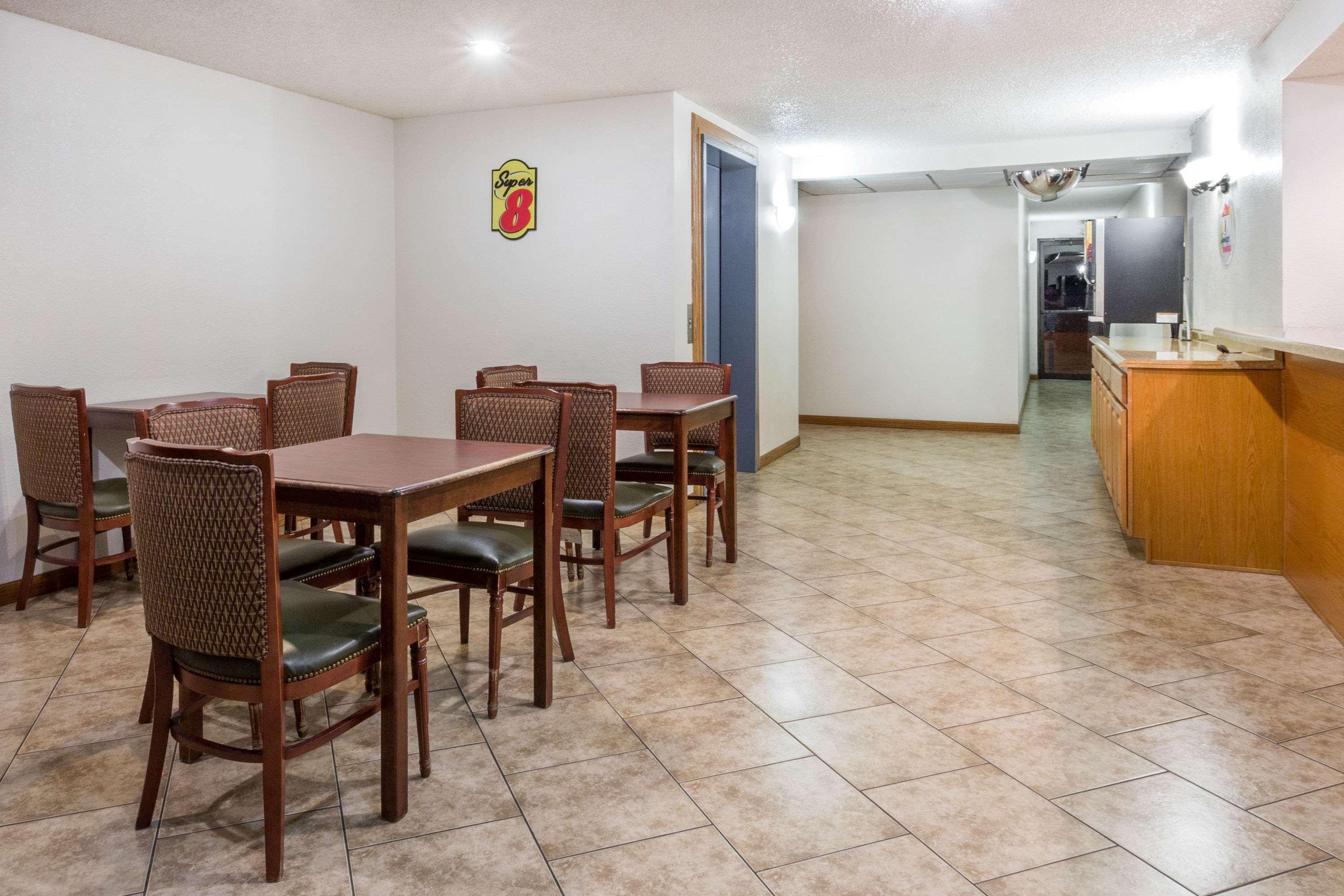 Super 8 By Wyndham Kingman Hotel Екстериор снимка