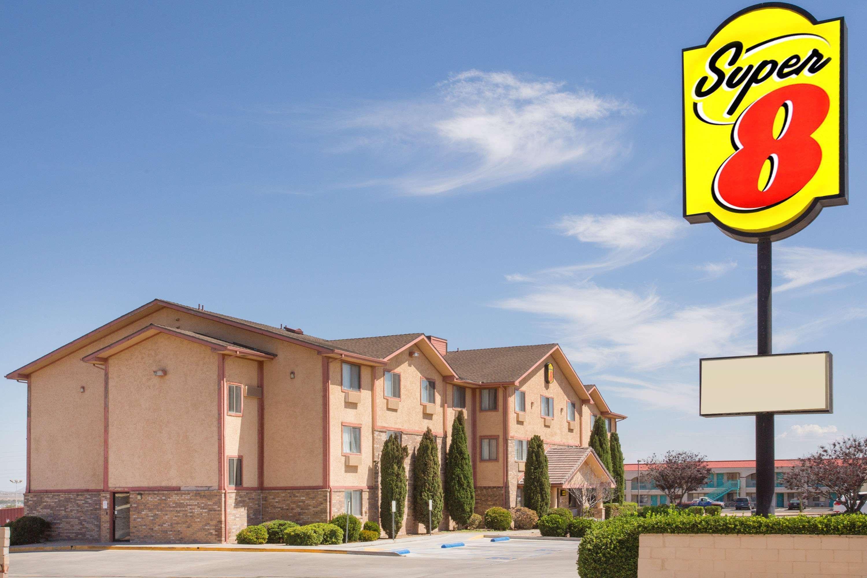 Super 8 By Wyndham Kingman Hotel Екстериор снимка