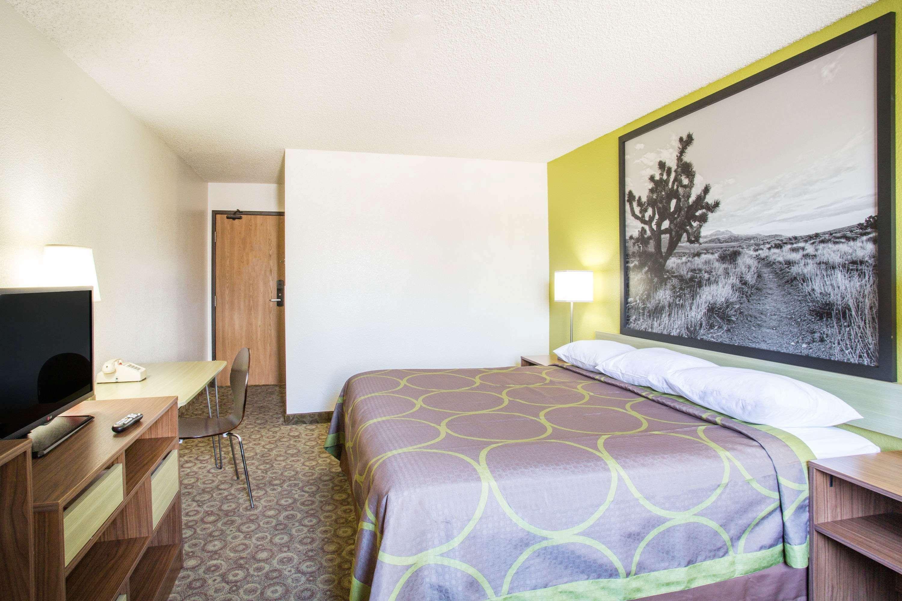 Super 8 By Wyndham Kingman Hotel Екстериор снимка