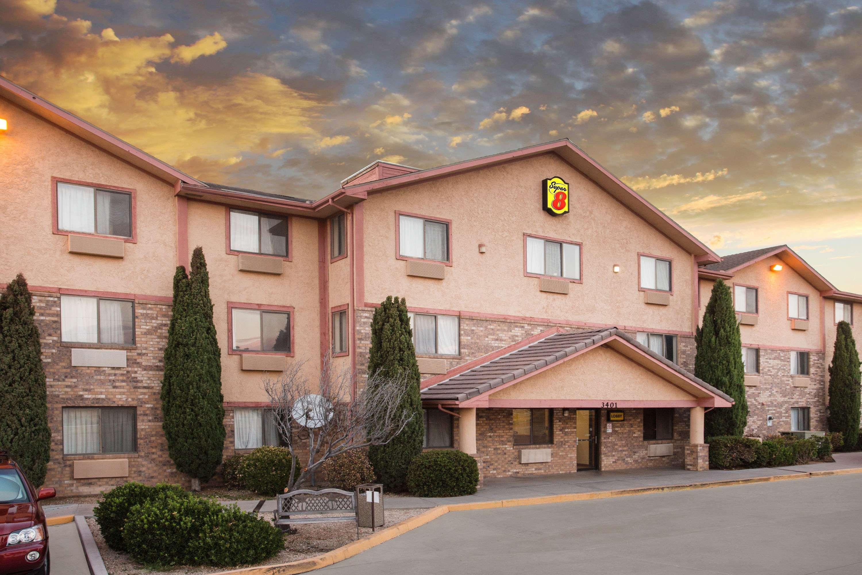 Super 8 By Wyndham Kingman Hotel Екстериор снимка