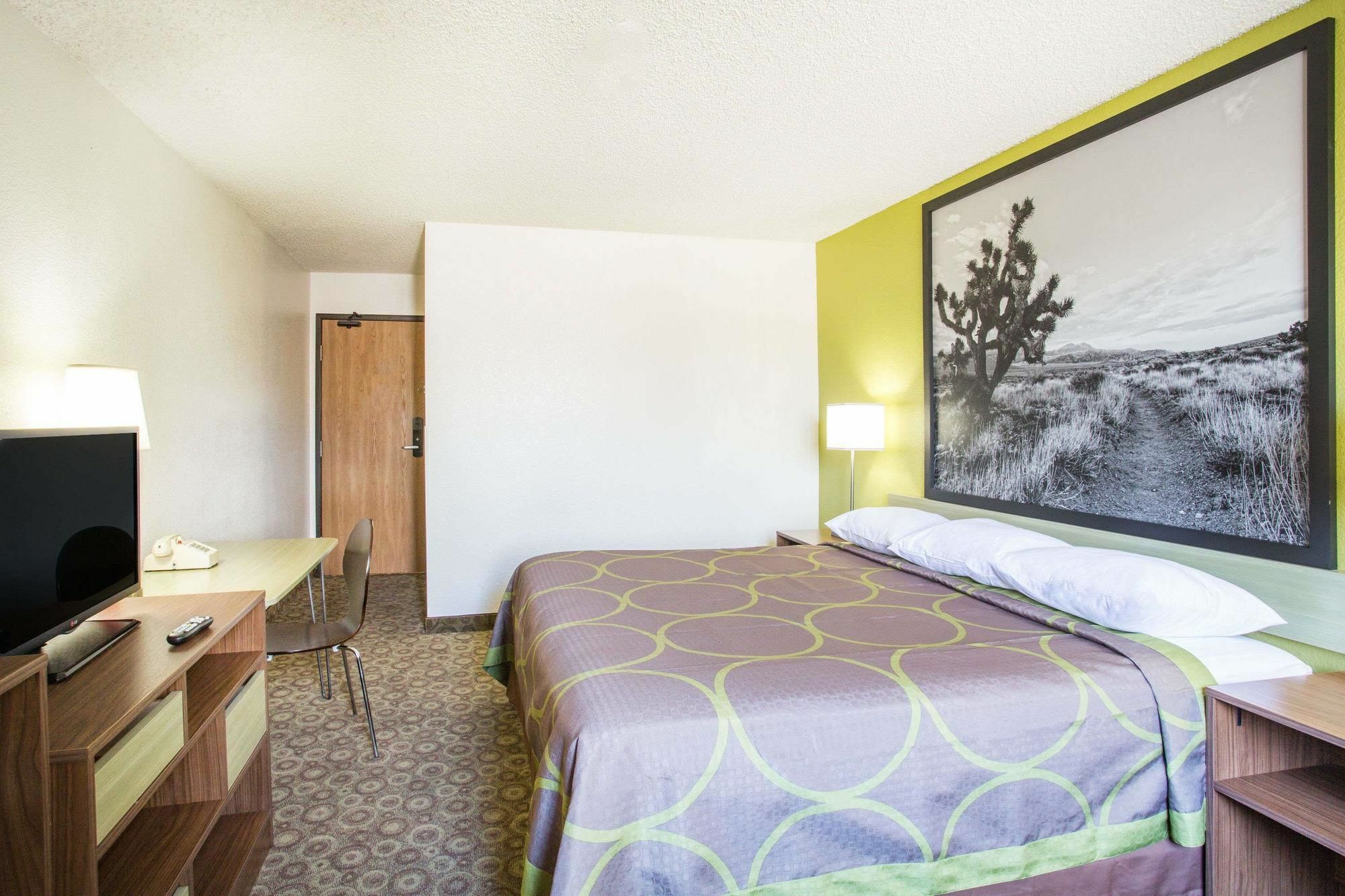 Super 8 By Wyndham Kingman Hotel Екстериор снимка